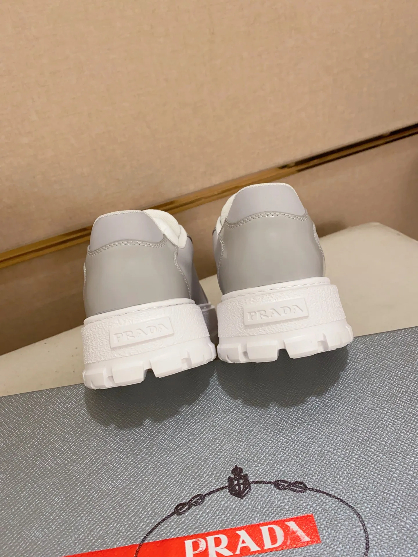 Men's shoes 💰 580💰 ✔️✔️✔️Higher version High-quality new PRADA (Prada) counters are launched simultaneously. The new men's shoes and 😘 fabrics are made of high-tech glue-spraying technology. Lining: Full cowhide lining. 👍🏿 High-end ☄️ Air-cushion molded anti-slip foam outsole, exquisite lines, simple and elegant, comfortable and high-end for leisure travel. Code number: 38 to 44 (45 can be customized and cannot be returned or exchanged)